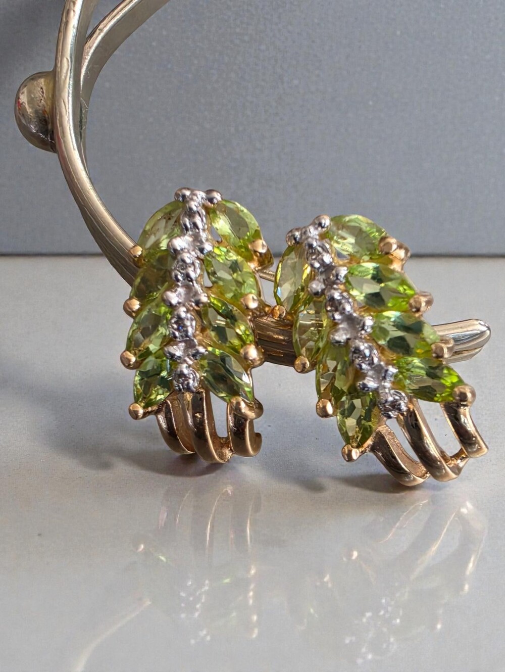 14k Peridot And Diamond Pierced Eaŕrings